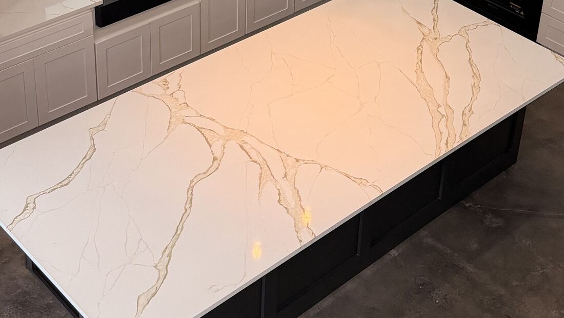 Gold-veined quartz island surface